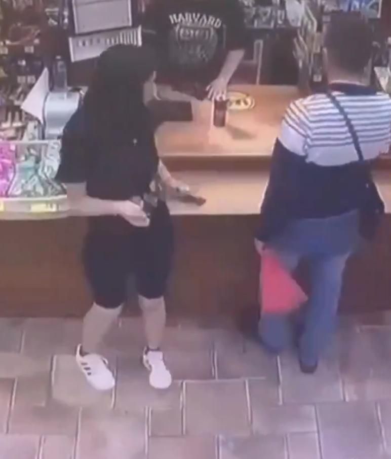 女子疑似發現不對勁,當場質問。(X)