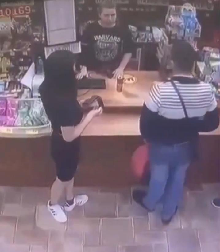 但目睹全程的女店員卻沒有介入。(X)