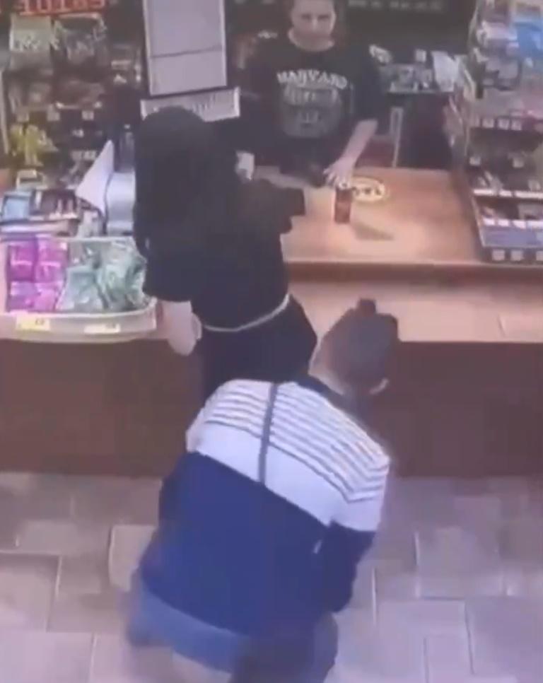 後方的男子看準機會,突然彎下腰將面湊近女子的腎部約1秒鐘。(X)