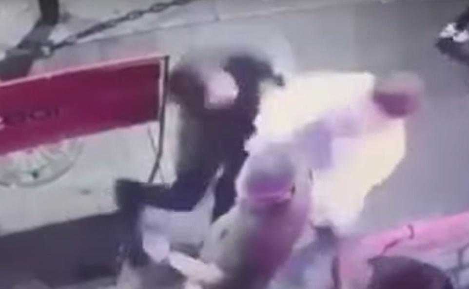 Alisa終忍不住,突然左一拳、右一拳揮向對方的臉,令他立即倒地。(YouTube)