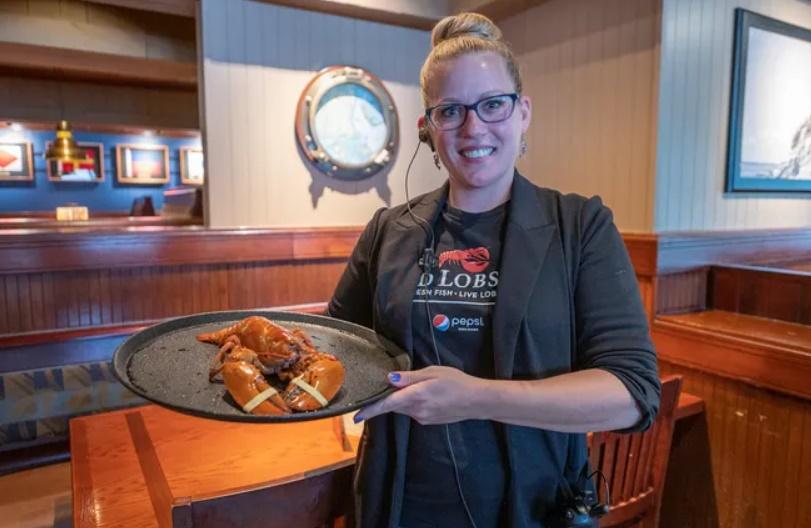 餐廳經理與橙色龍蝦。(X)