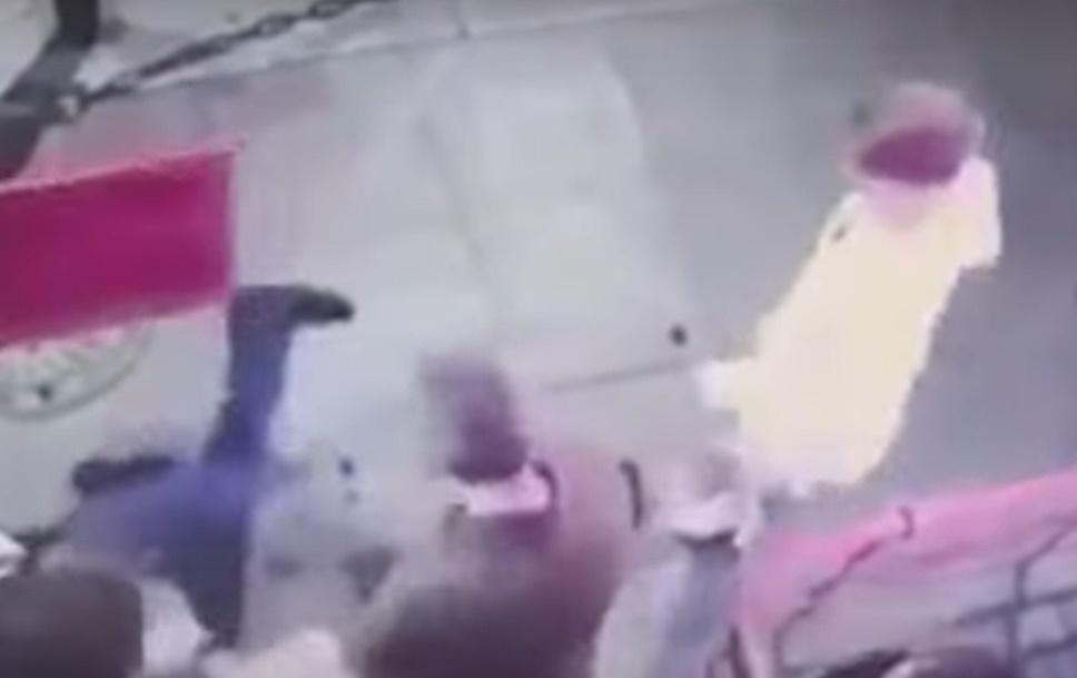 Alisa終忍不住,突然左一拳、右一拳揮向對方的臉,令他立即倒地。(YouTube)