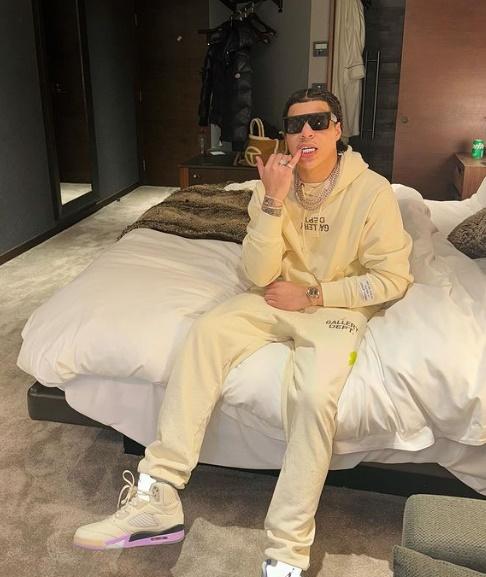 網紅Bilal Charles,不時穿金帶銀,在網上炫耀他的鑽石手、頸鏈、 Grillz 牙帽,還有LV 等名貴品牌。(IG)