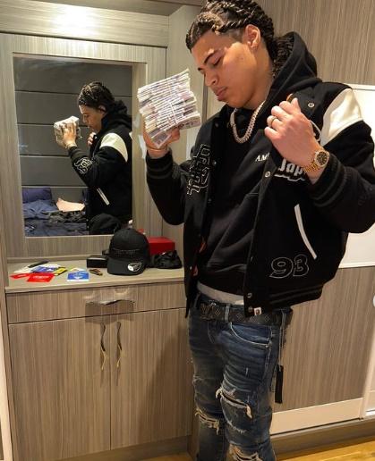 網紅Bilal Charles,不時穿金帶銀,在網上炫耀他的鑽石手、頸鏈、 Grillz 牙帽,還有LV 等名貴品牌。(IG)