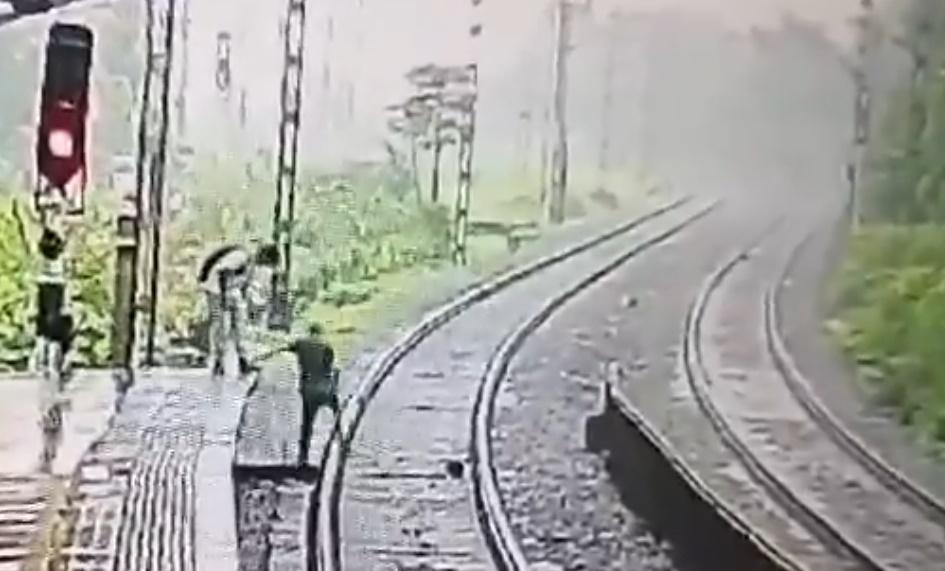 他們一邊交談、一邊跳下站台。(X)