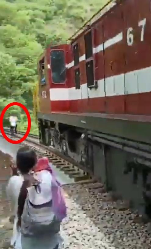 這對夫妻沒有注意到火車即將駛來。(X)