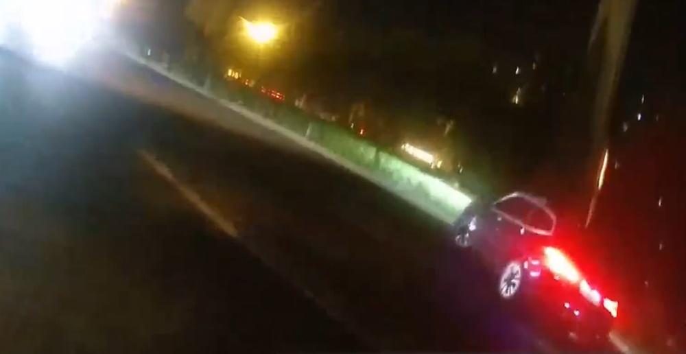 一輛黑色轎車到檢查點後,突然轉頭加速逃逸。(微博)