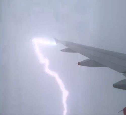一道閃電直接擊中機翼。(X)