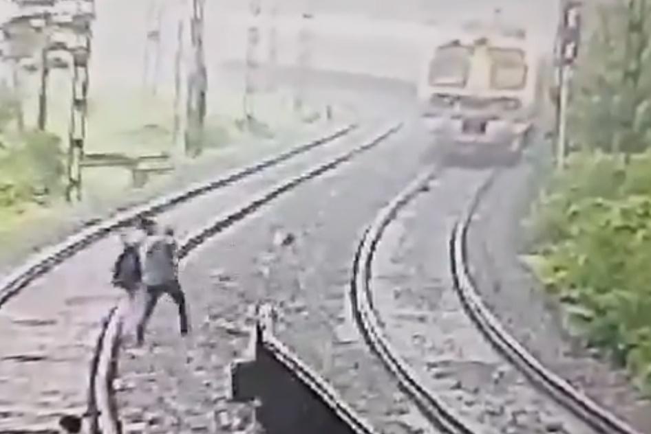 該兒子一直攙扶著父親。(X)