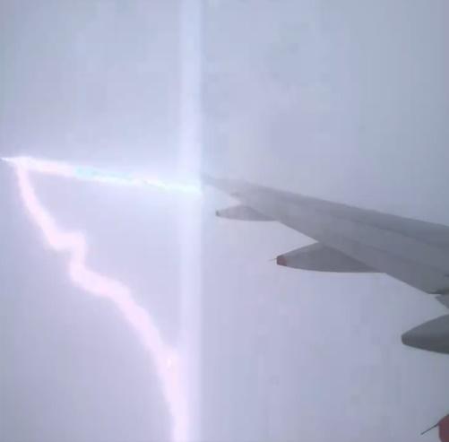 一道閃電直接擊中機翼。(X)