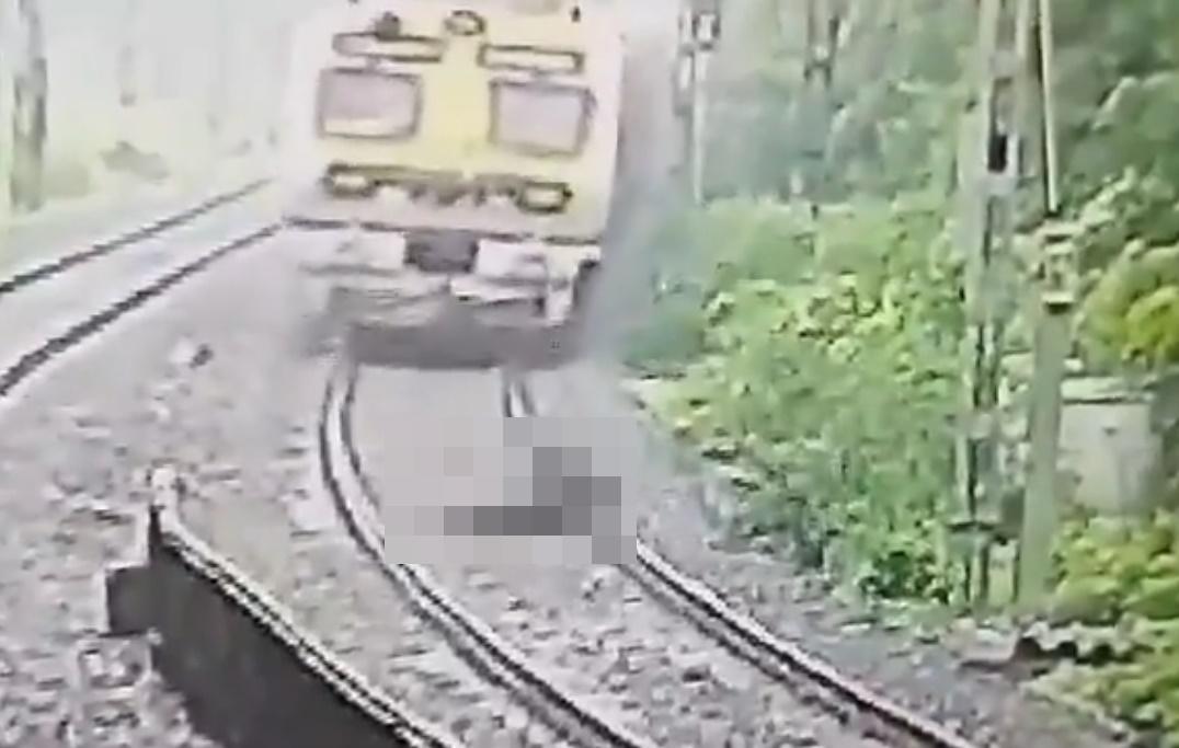 當兩人看到火迎面車駛來, 突然改變方向,手牽手走到火車行駛中的路軌躺下。(X)