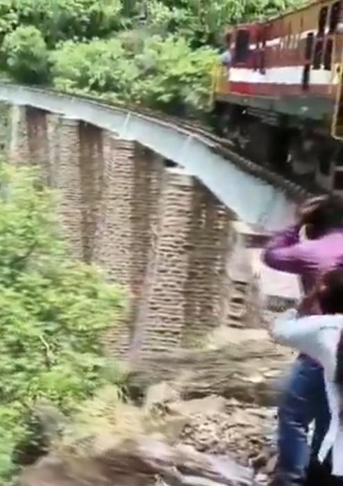 附近目擊者大驚。(X)