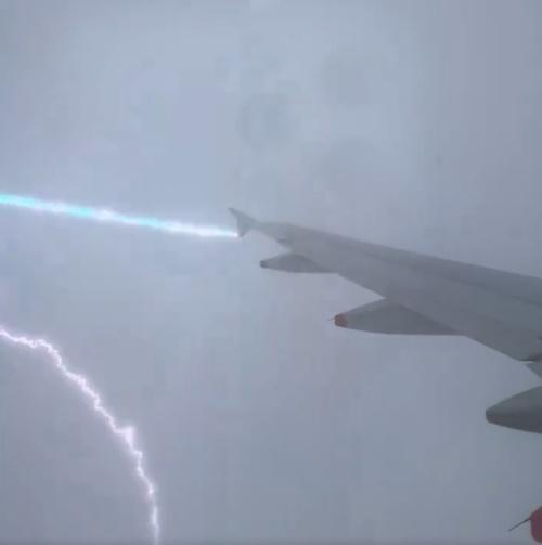 一道閃電直接擊中機翼。(X)