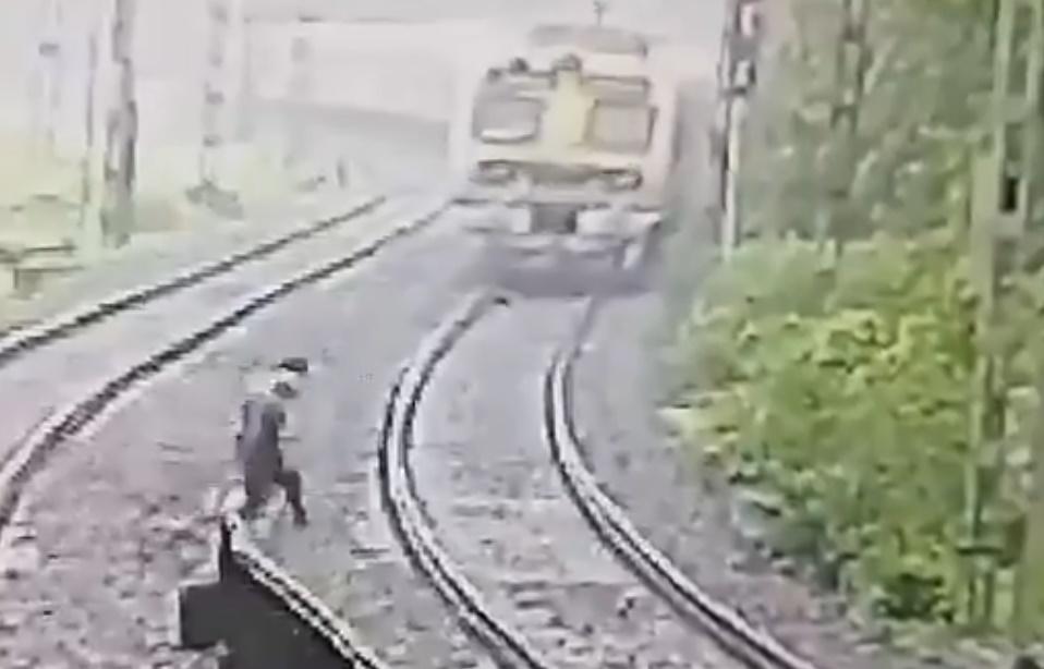 當兩人看到火迎面車駛來, 突然改變方向,手牽手走到火車行駛中的路軌躺下。(X)