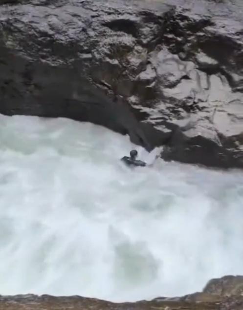 Dhawde跳入湖裡立即向一旁游去,惟水流湍急,將他一直推前。(X)