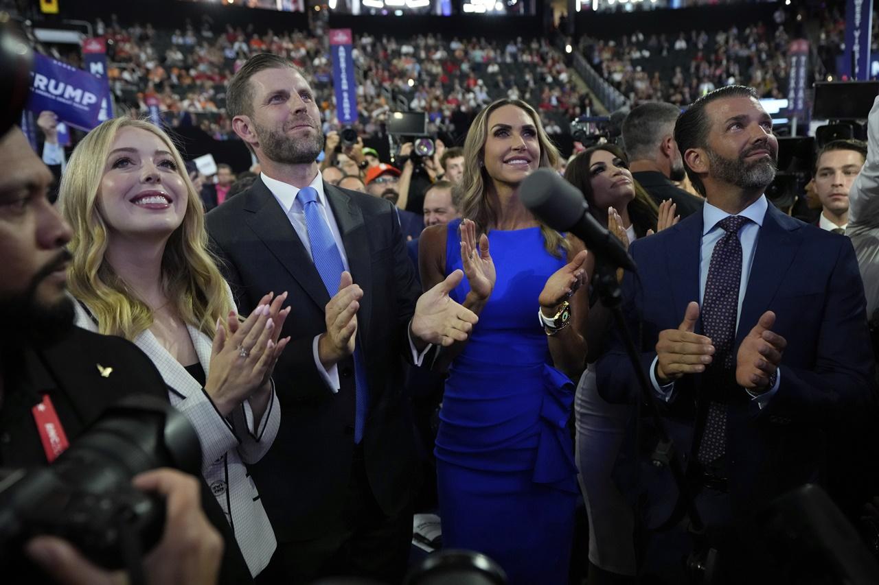 在場不少代表情緒高漲、氣氛熱烈,不時高呼「戰鬥」的口號。(AP)