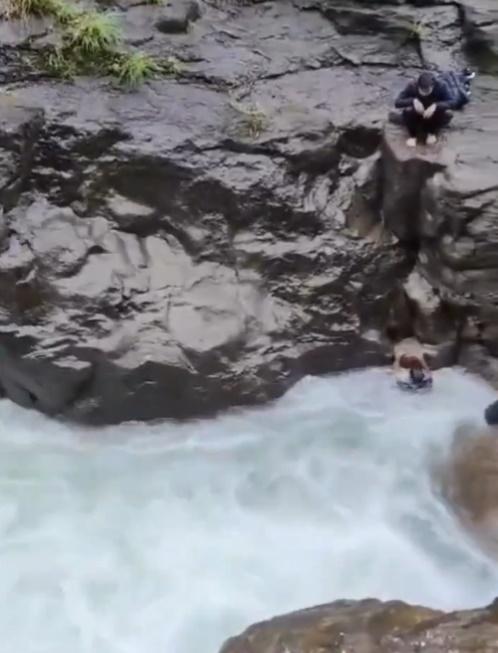 他多次試圖抓住湖邊石頭,但石頭濕滑未能抓實,最終被瀑布沖下山谷。(X)