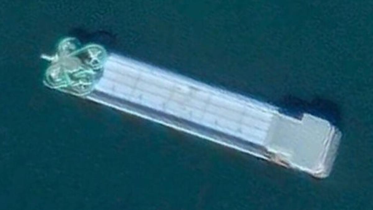 報道指,這艘長80米、寬15米的郵輪,配有滑水道和一個長50米的國際標準泳池。(Google Earth)