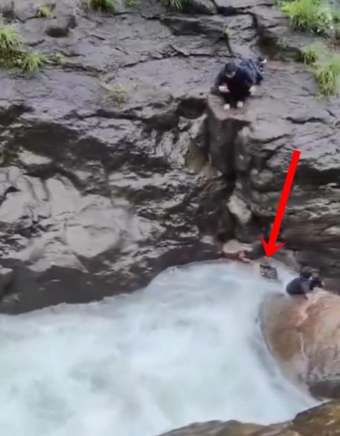 他多次試圖抓住湖邊石頭,但石頭濕滑未能抓實,最終被瀑布沖下山谷。(X)