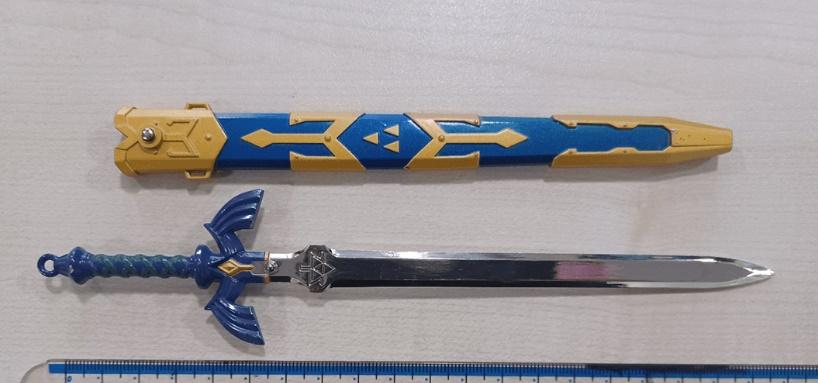 Anthony所持的是《薩爾達傳說》中的「大師之劍」複製劍,劍長約15厘米。(FB)