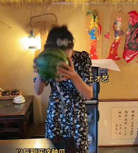 女子就捧起西瓜再撼向自己的頭,詎料西瓜未有爆開,反而她一陣暈眩,掩著頭部失笑。(微博)