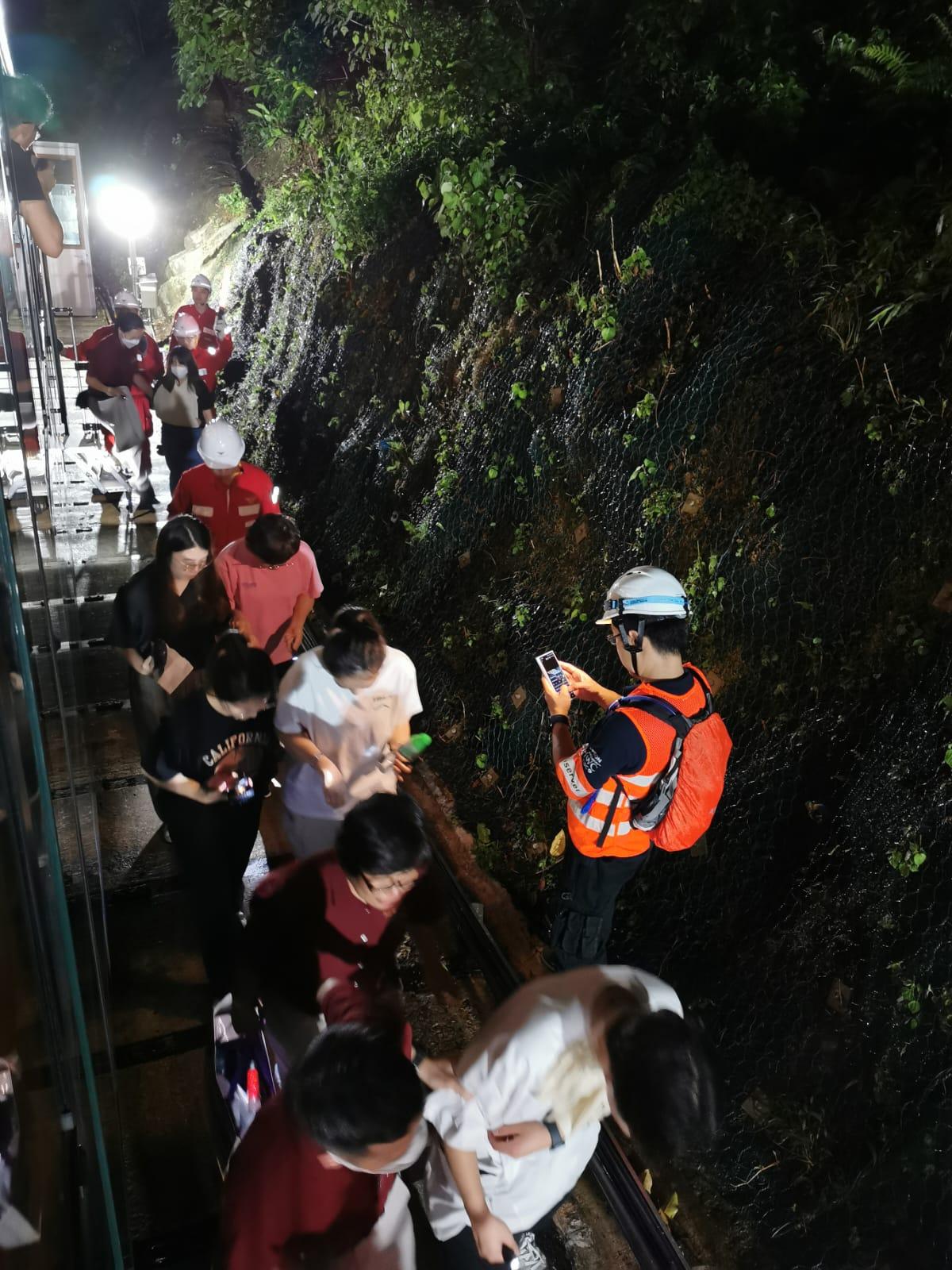 演習模擬在極端天氣情況下出現山泥傾瀉,纜車突然停下而引致乘客受傷。(警方圖片)