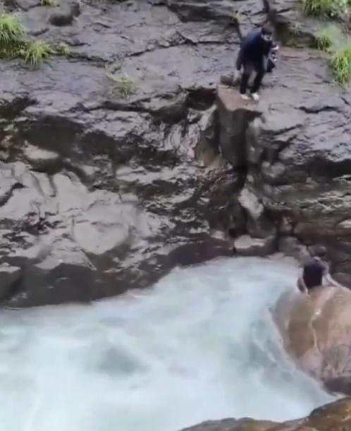 他的朋友亦欲救無從,只能眼睜睜看著他被急流沖走。(X)