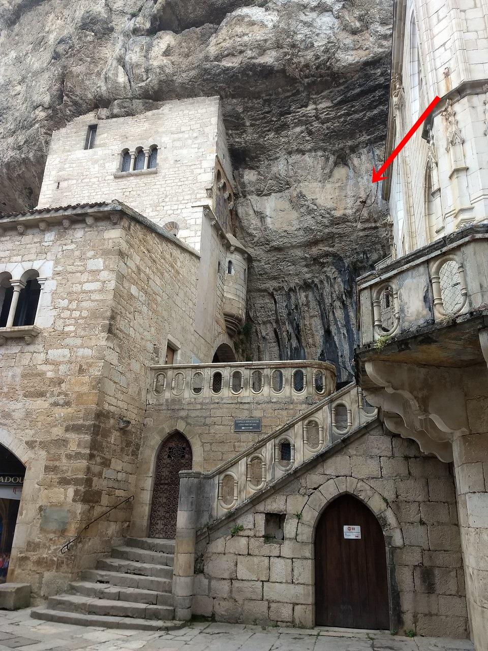 警方暫時還沒有確定竊賊是怎麼爬上10多米高的岩壁,又如何偷走這把用鐵鍊鎖住的寶劍。(X)