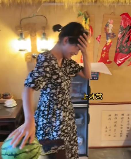 女子就捧起西瓜再撼向自己的頭,詎料西瓜未有爆開,反而她一陣暈眩,掩著頭部失笑。(微博)