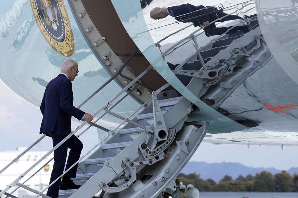 無戴口罩的拜登在登上空軍一號專機前往特拉華州前表示,自己感覺良好。(AP)