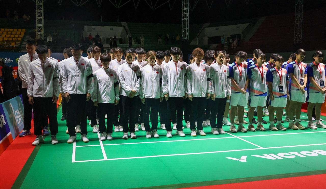 羽毛球亞青賽團體賽周日開賽前,在場全體人員為張志傑默哀。(X)