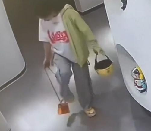 她在公司「腳步浮浮」、「搖搖晃晃」來回踱步。(微博)