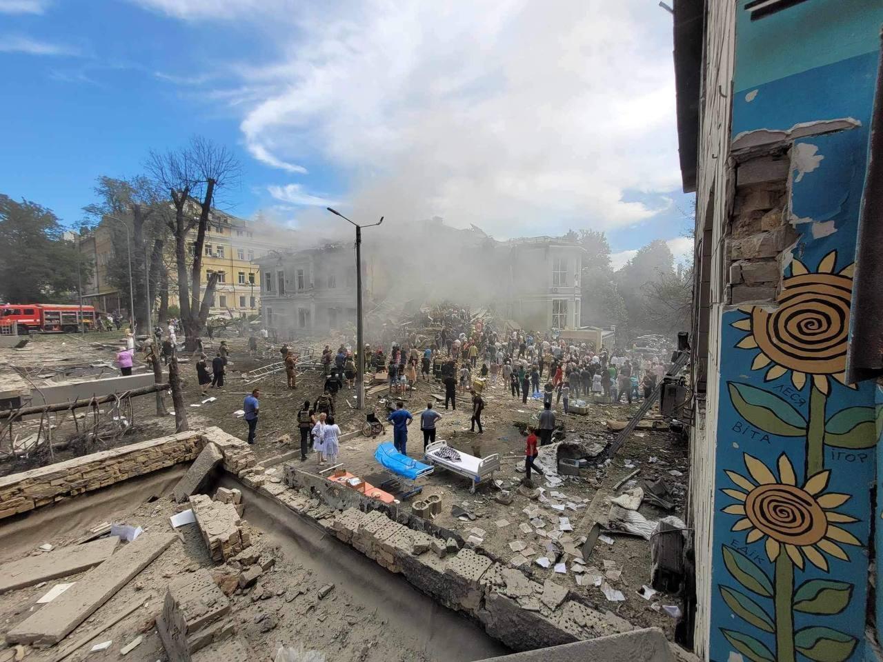 兒童醫院主樓建築嚴重受損,部份倒塌,冒出大量濃煙,多人被埋。(X)