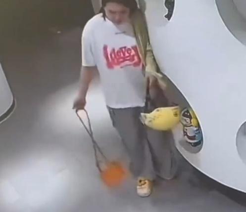 她在公司「腳步浮浮」、「搖搖晃晃」來回踱步。(微博)