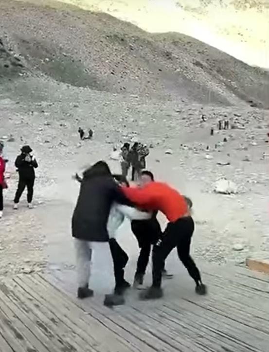 珠穆朗瑪峰高程紀念碑旁有4人發生爭執,2名女子先被推開。(YouTube)