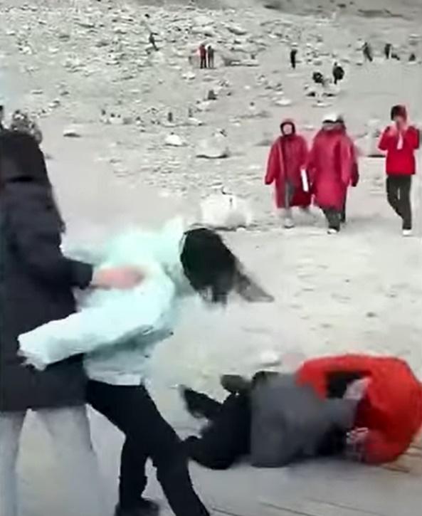 珠穆朗瑪峰高程紀念碑旁有4人發生爭執,2名女子先被推開。(YouTube)