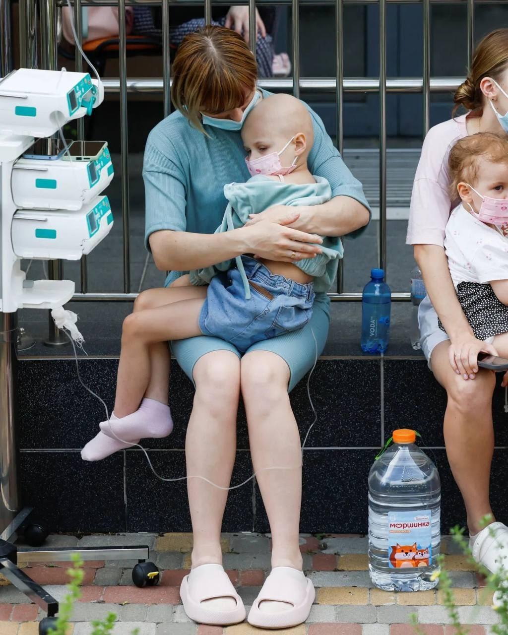 兒童醫院主樓建築嚴重受損,部份倒塌,冒出大量濃煙,多人被埋。(X)