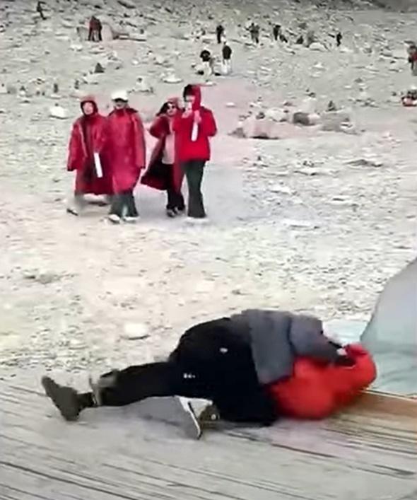 兩名男子倒在地上扭作一團。(YouTube)