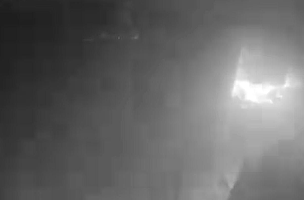 之後火勢亦愈燒愈大,屋內警報聲不絕於耳。(X)