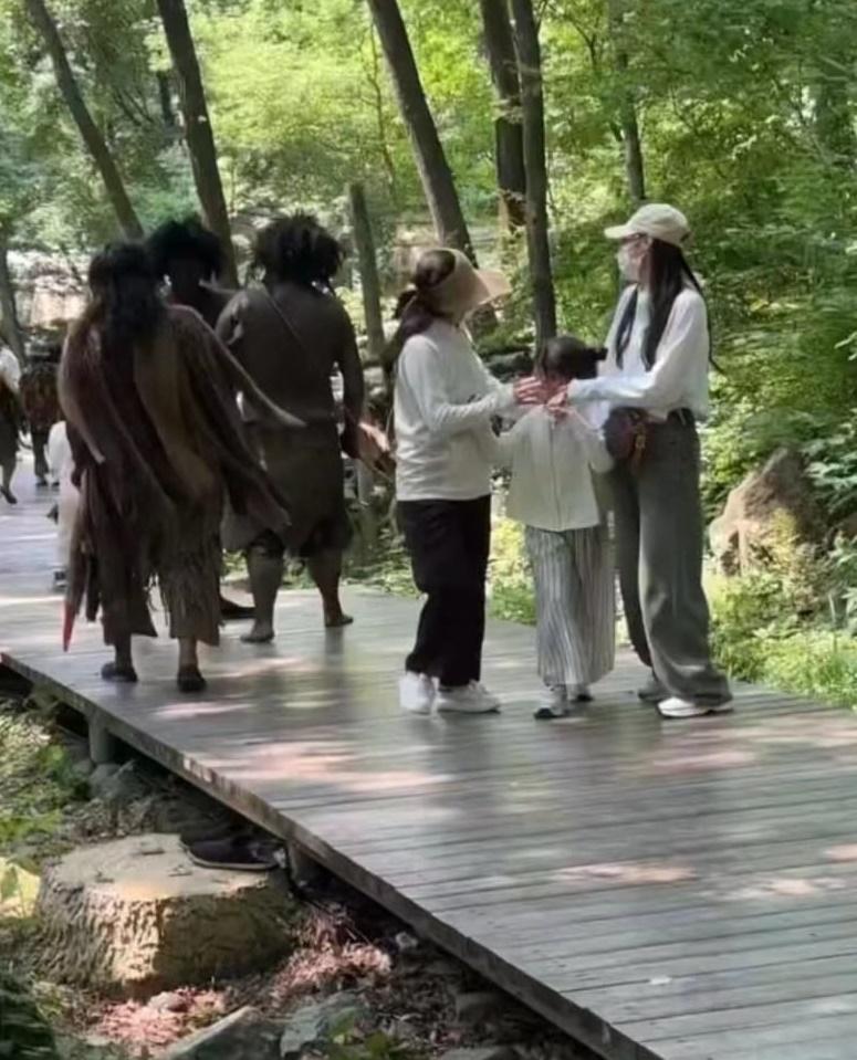 野人演員用手反覆拍打嘴唇,不斷發出「嗚嗚嗚」的聲音,並與遊客進行各種互動。(微博)