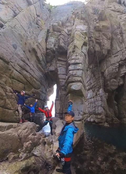 報道指,他們當時與1名年約40歲的女子一起到溯溪郊遊。(IG)