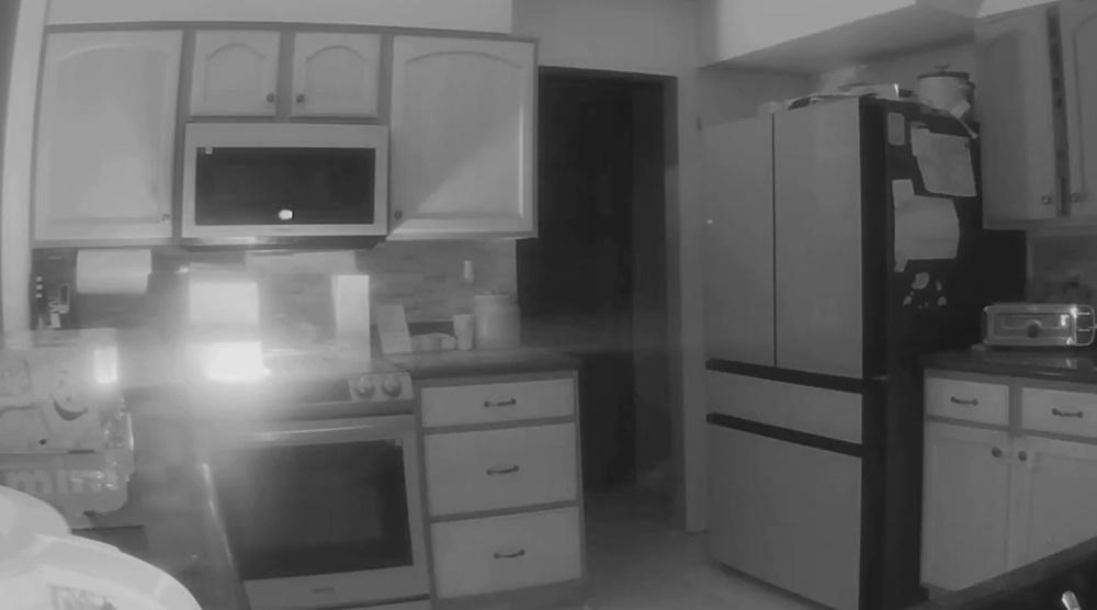 幾秒鐘後,爐頭就冒出火焰,燒著盒子。(X)