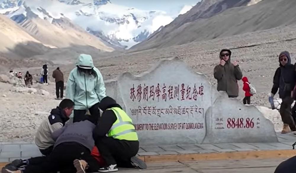 事件吸引不少遊客圍觀,有人拍攝事件亦有人繼續自拍取景。(YouTube)