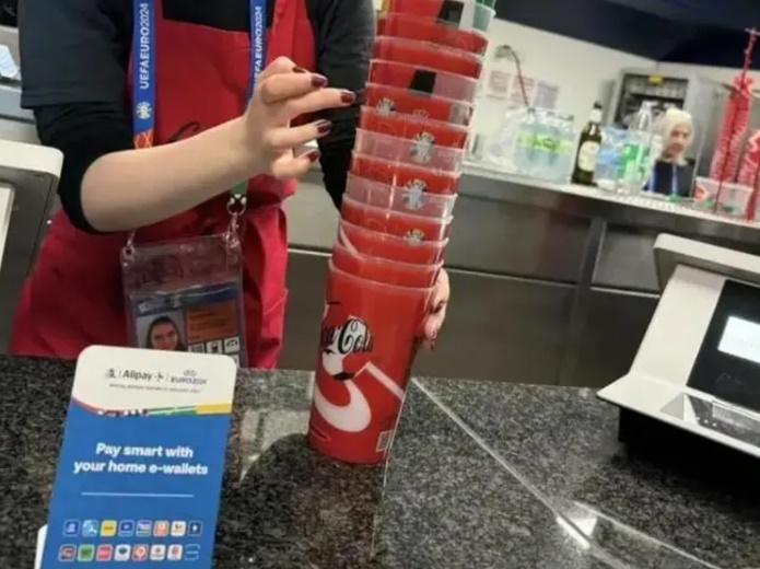 男童執的43隻杯子就可換得129歐元(折合約1,090港元)。(微博)