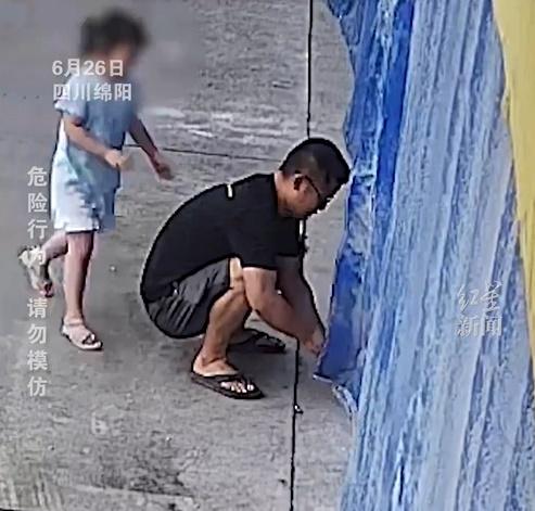 愛的擁抱變奪命絞頸,4歲女從後抱頸竟勒暈父親。(微博)