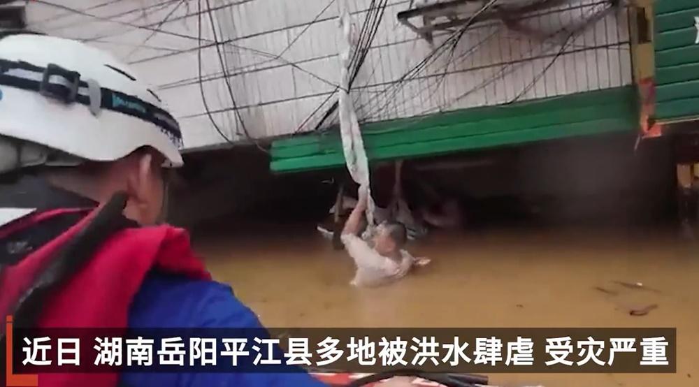 其中一名男士不住呼喊「先救我老婆,救我老婆」。(微博)