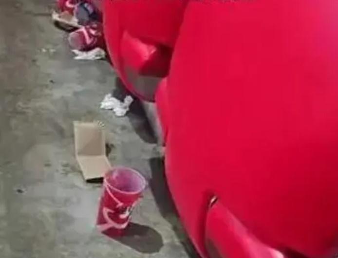 未必每個買了飲品的球迷都在乎回收,看畢球賽就將杯遺下。(微博)