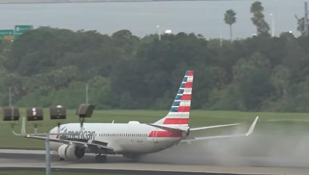 網上影片顯示,飛機在跑道上滑行期間,右側輪胎突然開始冒煙。(YouTube)