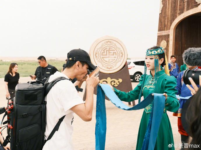 張晉在微博分享在寧夏的照片,蔡少芬帶埋囡囡和囝囝一齊去。