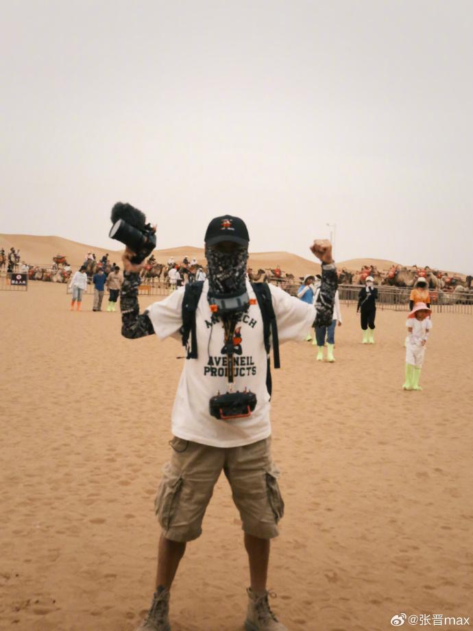 張晉在微博分享在寧夏的照片,蔡少芬帶埋囡囡和囝囝一齊去。